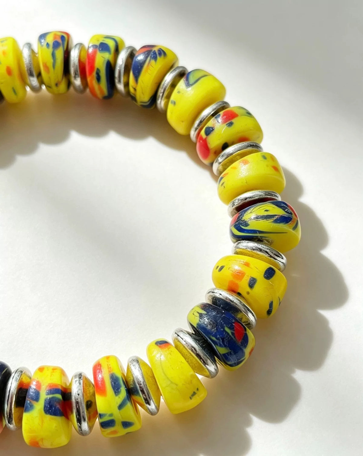Braccialiale con perle in vetro Liuli giallo limone