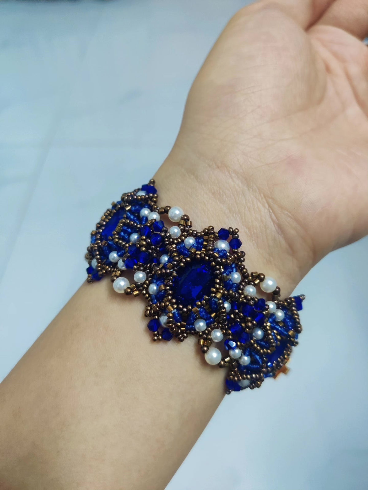 Louvre-armband i blå/röd kristall och pärla