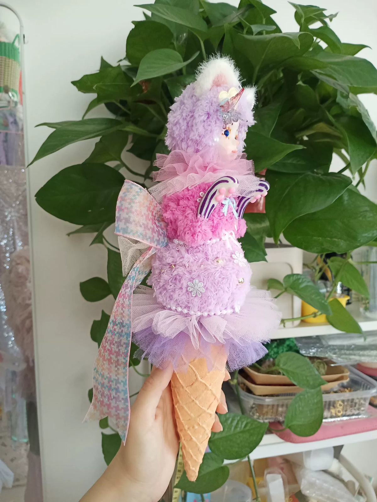 Poupée en peluche artisanale glace avec oreilles de chat 35cm