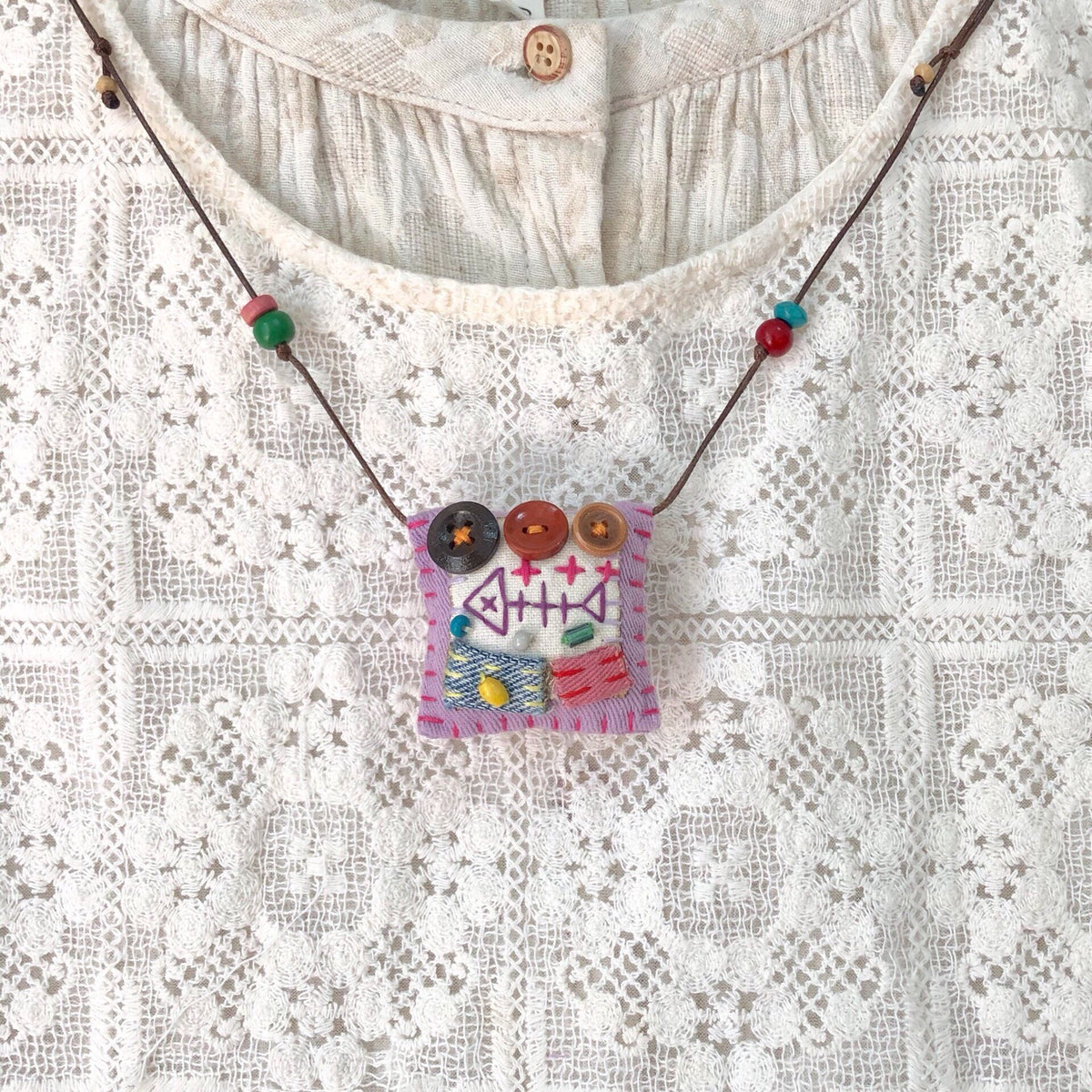 Collana con ciondolo a pesce in tessuto lavanda