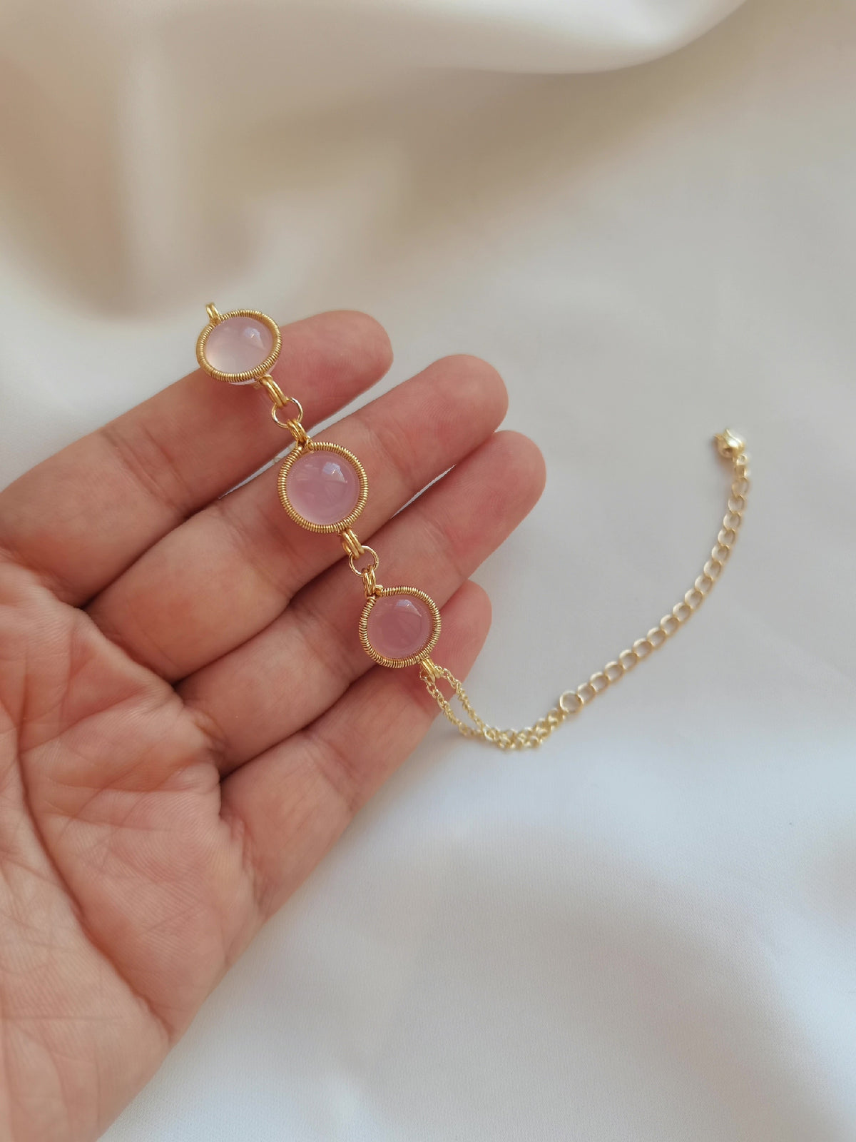 Braccialiale in quarzo rosa con filo dorato