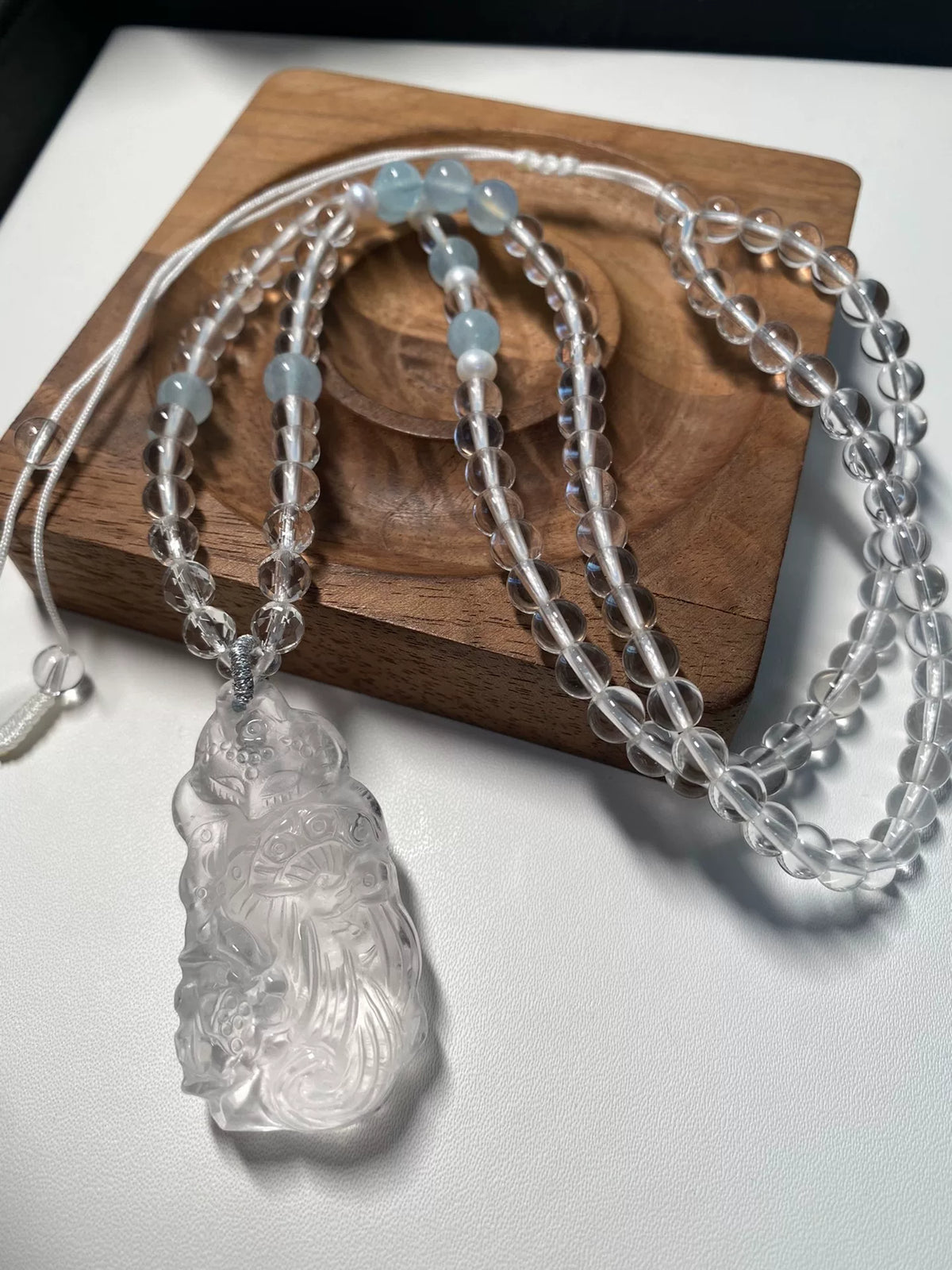 Klarkvarts halsband med räddad rävberlock
