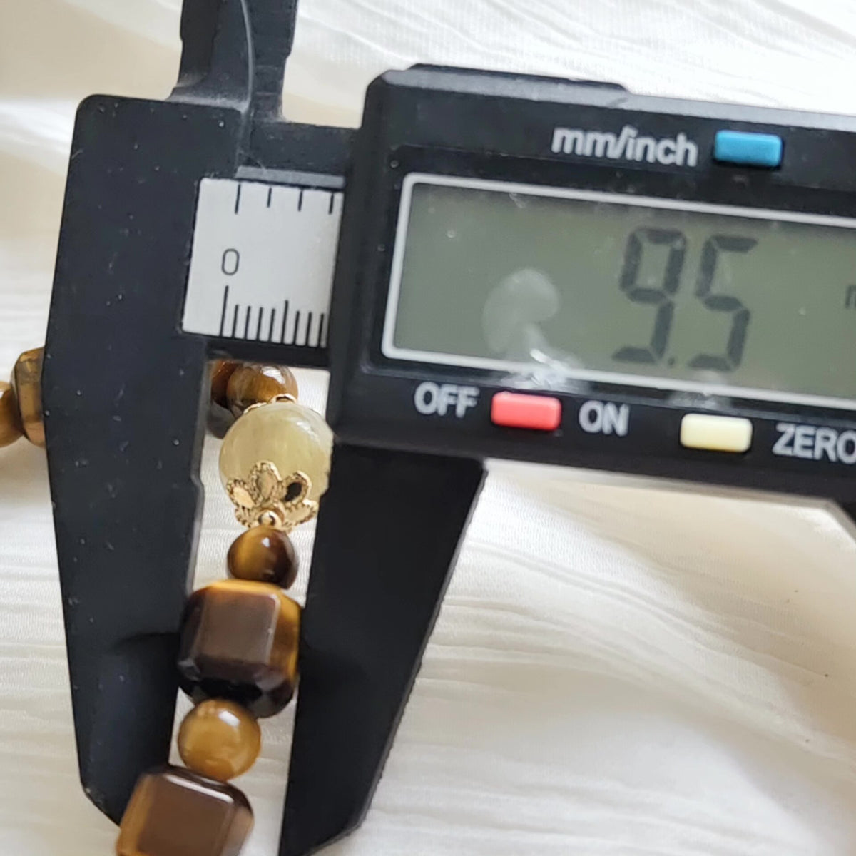 Bracelet cubes d'œil de tigre jaune et quartz rutilé doré