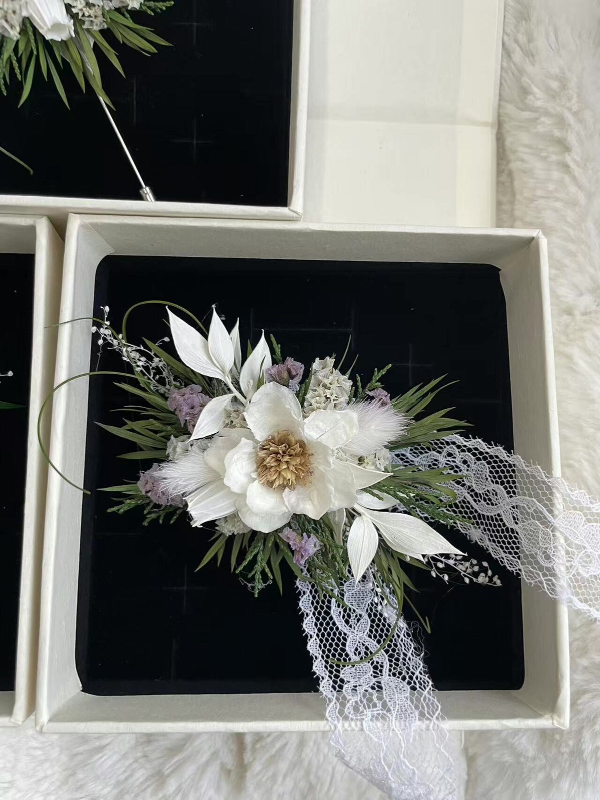 Corslete de Pulso de Flor Preservada Branco e Roxo