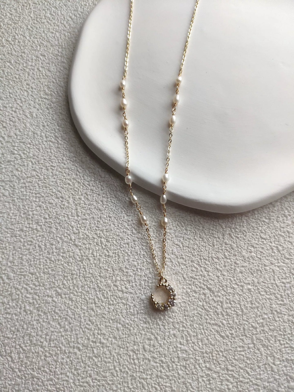 Collana Oro con Luna Crescente e Perle d'Acqua Dolce