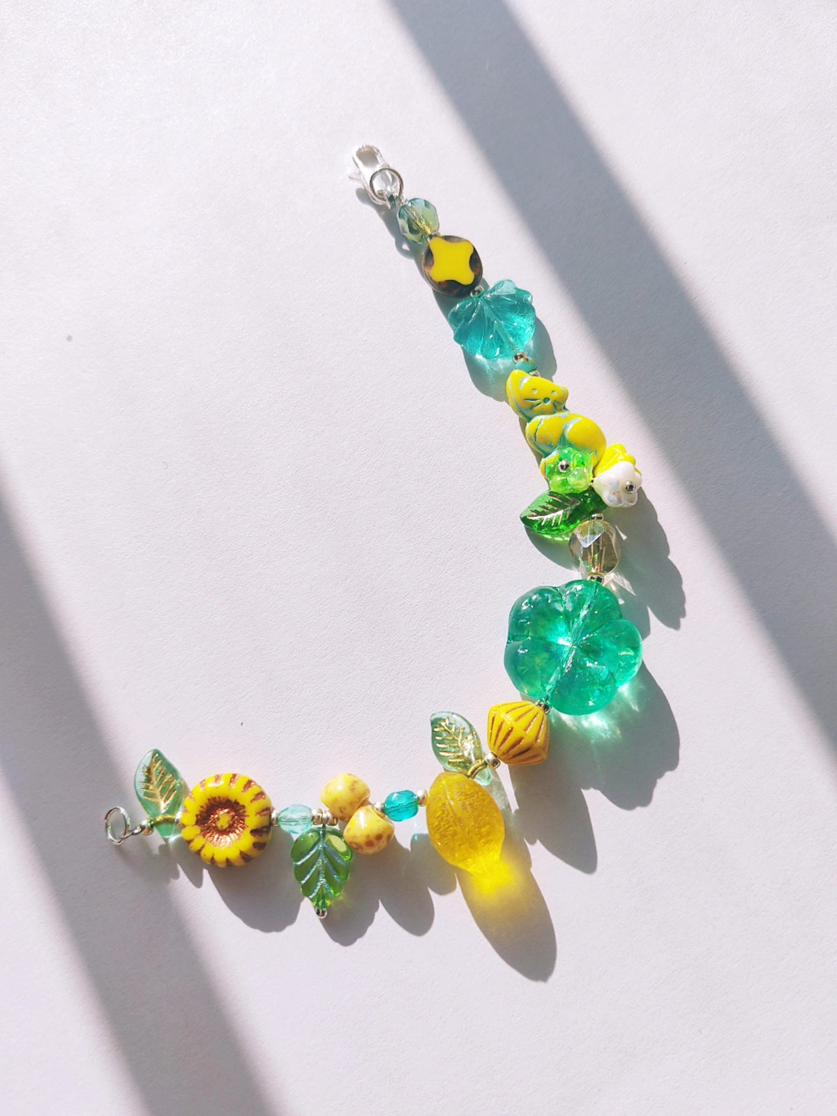 Pulsera de cuentas de vidrio checo flor verde azulado