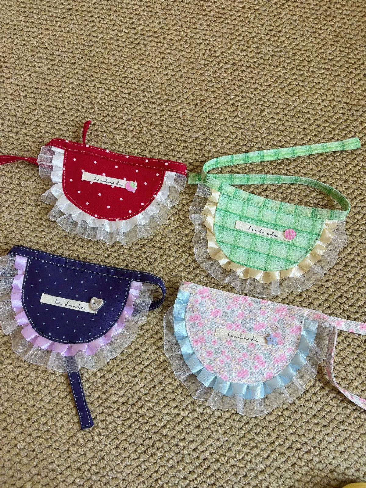 Babero de encaje hecho a mano para gatos y perros