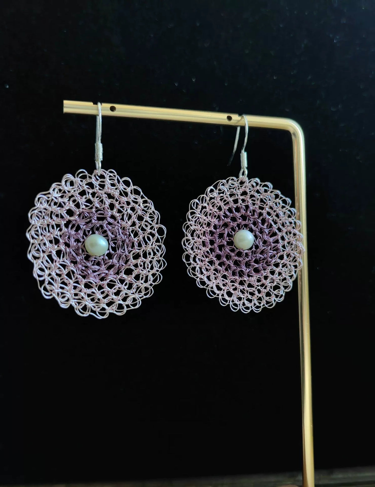 Orecchini artavorati in filo viola con perla