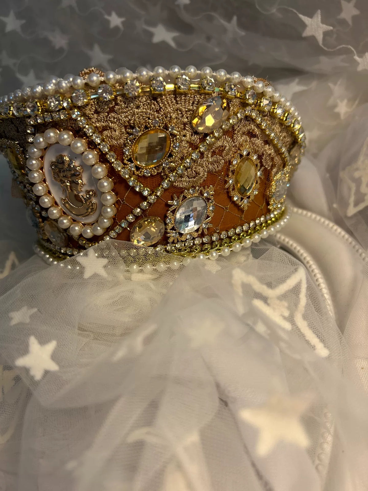 Goldene Tudor-Krone mit Cameo-Kopfschmuck
