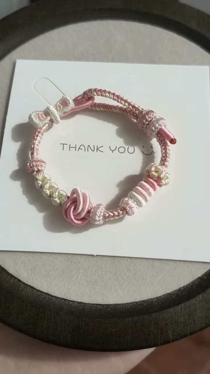 Pulseira Artesanal com Gradiente Rosa e Branco e Laço