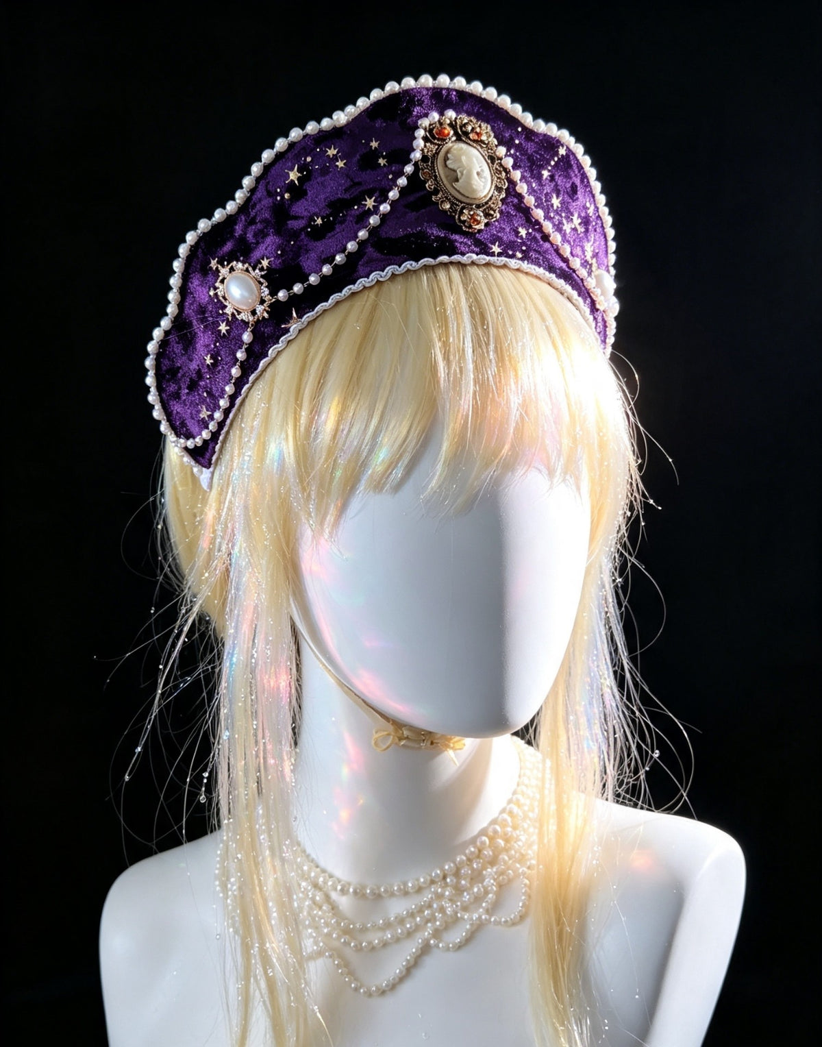 Paarse fluwelen kokoshnik-kroon met gouden sterren