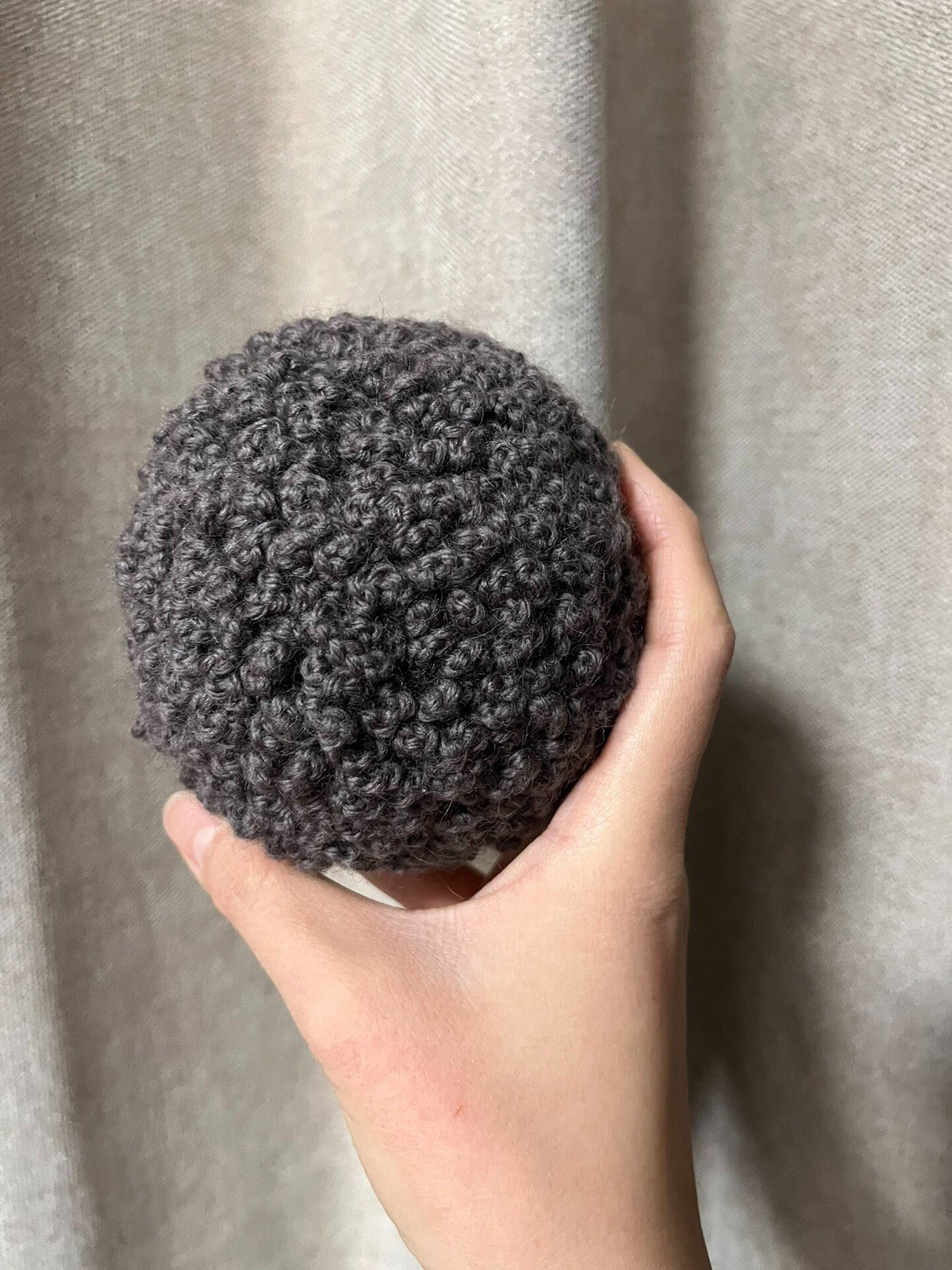 Handgehäkeltes Igel-Kuscheltier mit Erdbeere