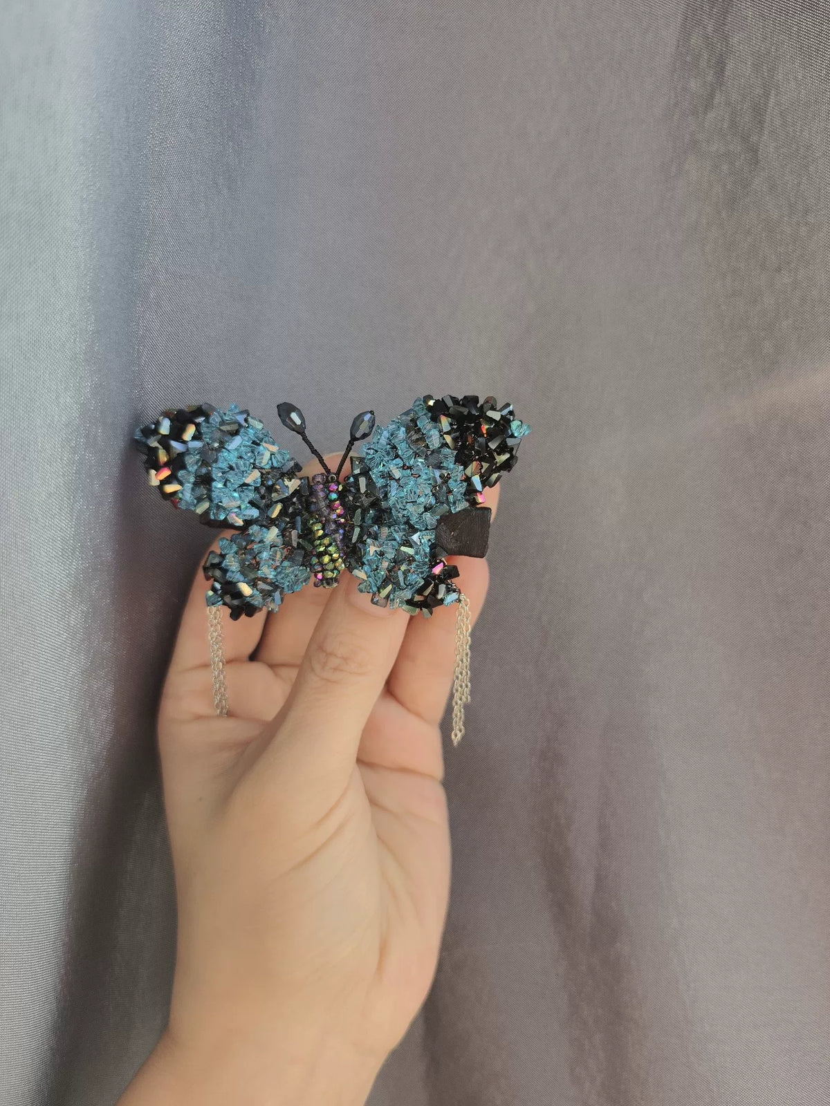 Pince à cheveux papillon pavée bleu et noir