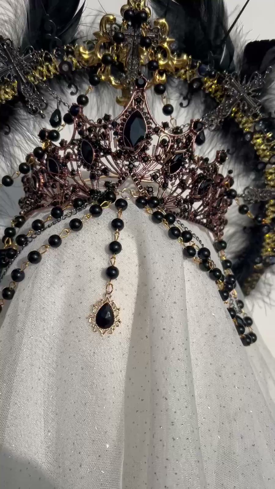 Zwart-gouden Geerde Halo-kroon met Tiara