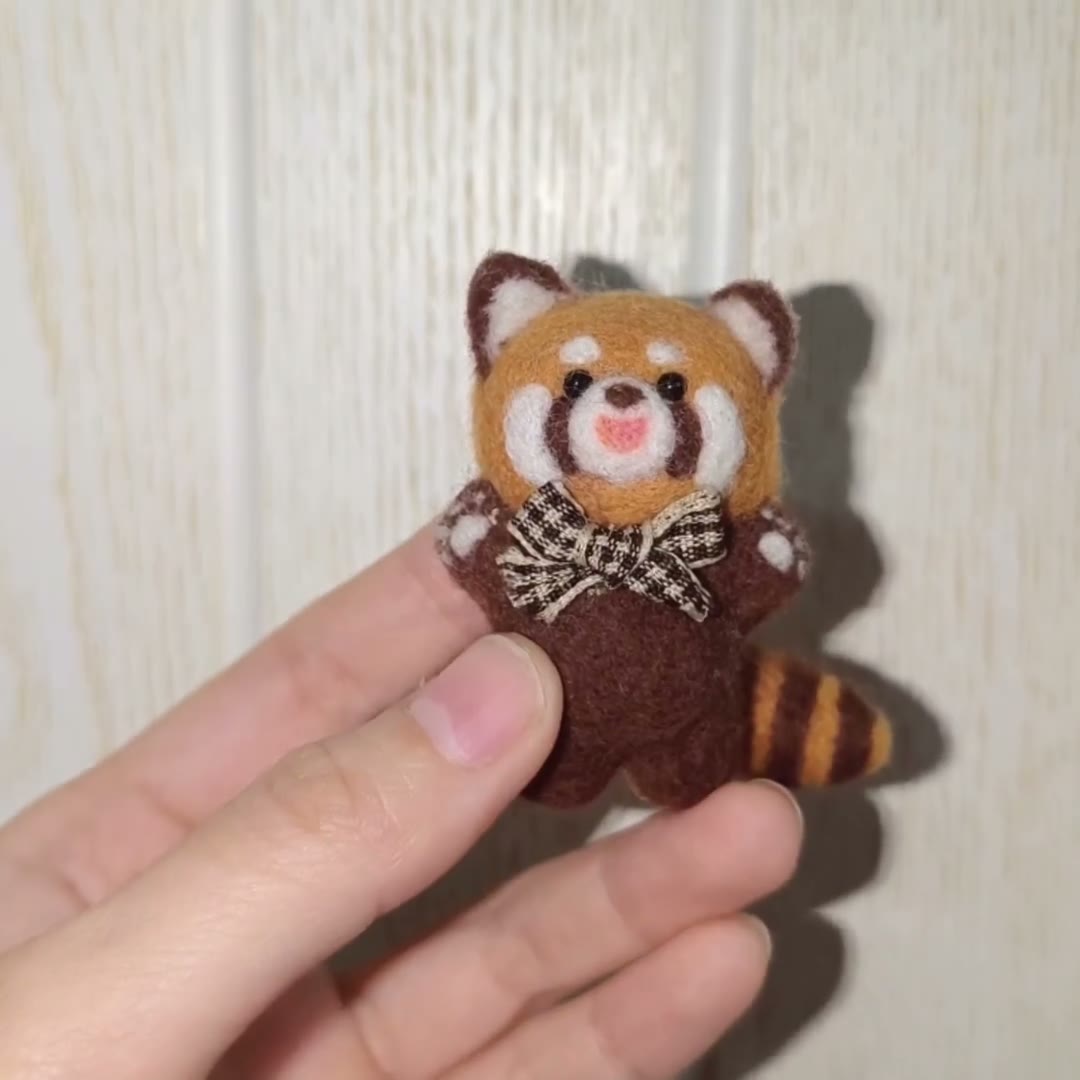 Handgemaakte vilten wol knuffelhanger rode panda