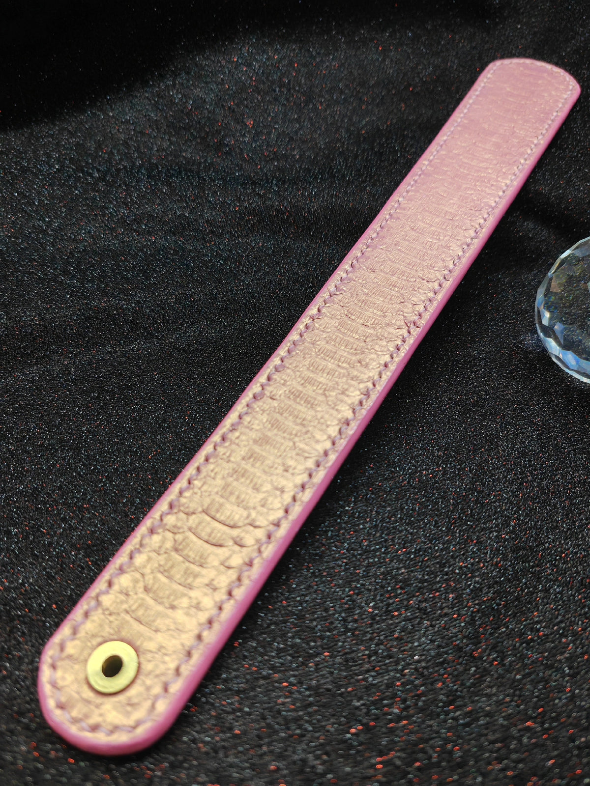 Sangle artisanale en cuir d'insecte rose doré