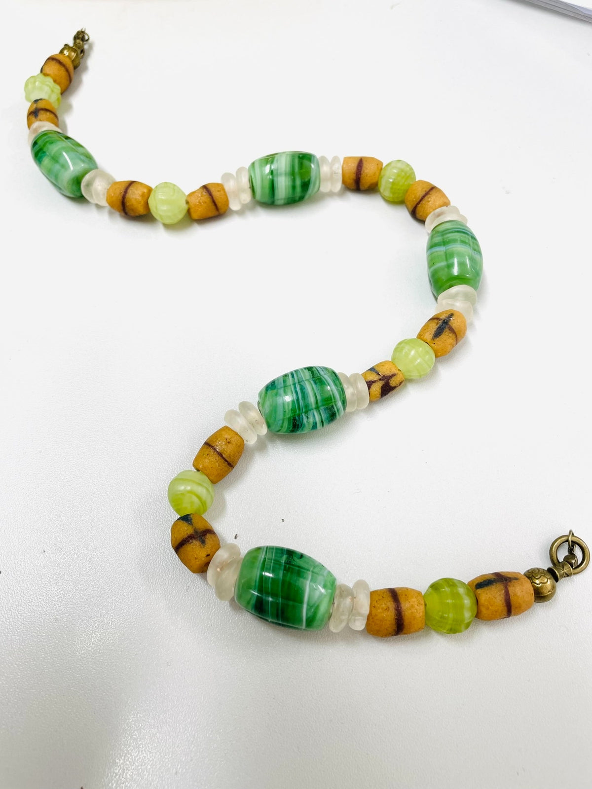 Collar de cuentas de vidrio verde esmeralda