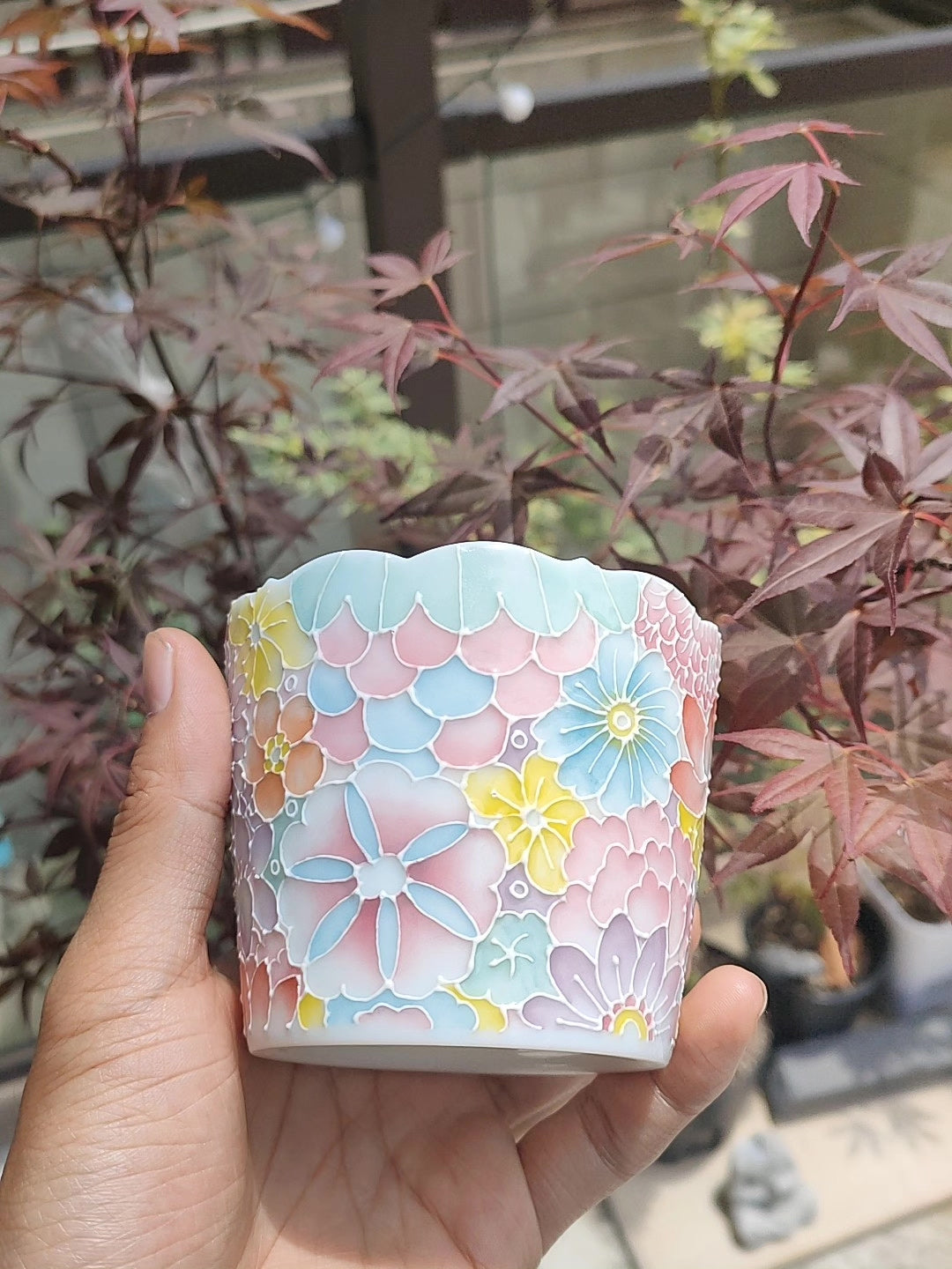 Taza de cerámica con motivos floral y borde festoneado