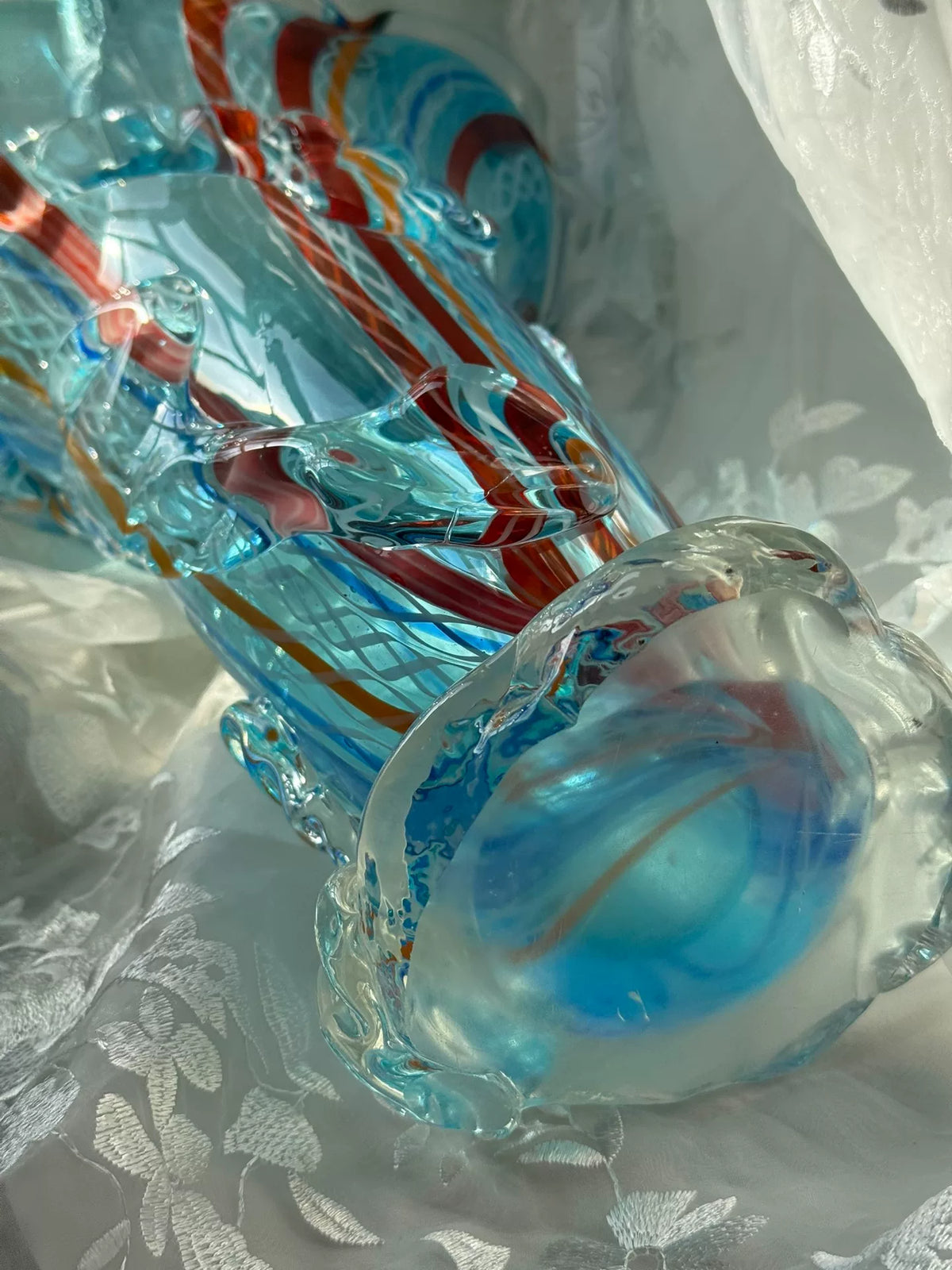 Vaso vintage in vetro di Murano azzurro con strisce e pizzo