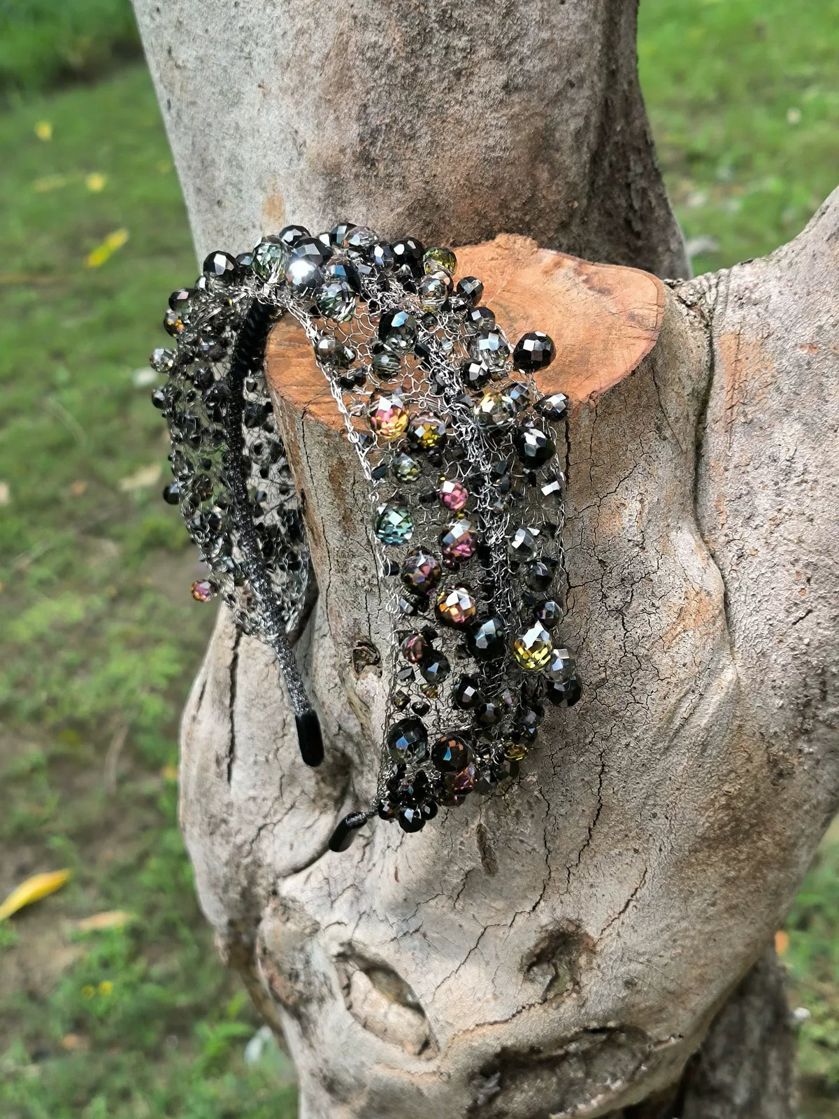 Bandeau large en maille métallique et perles de cristal