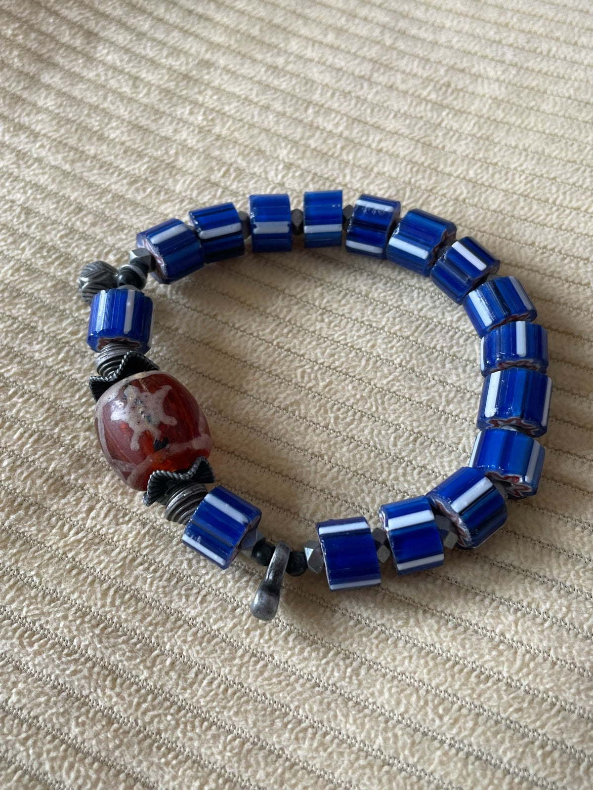 Pulsera de vidrio antiguo con cuentas de chevrón azul