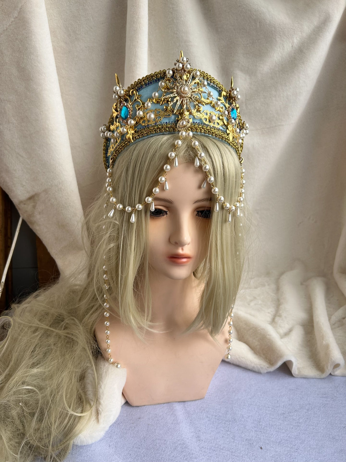 Coiffe couronne en filigrane doré et perles bleues