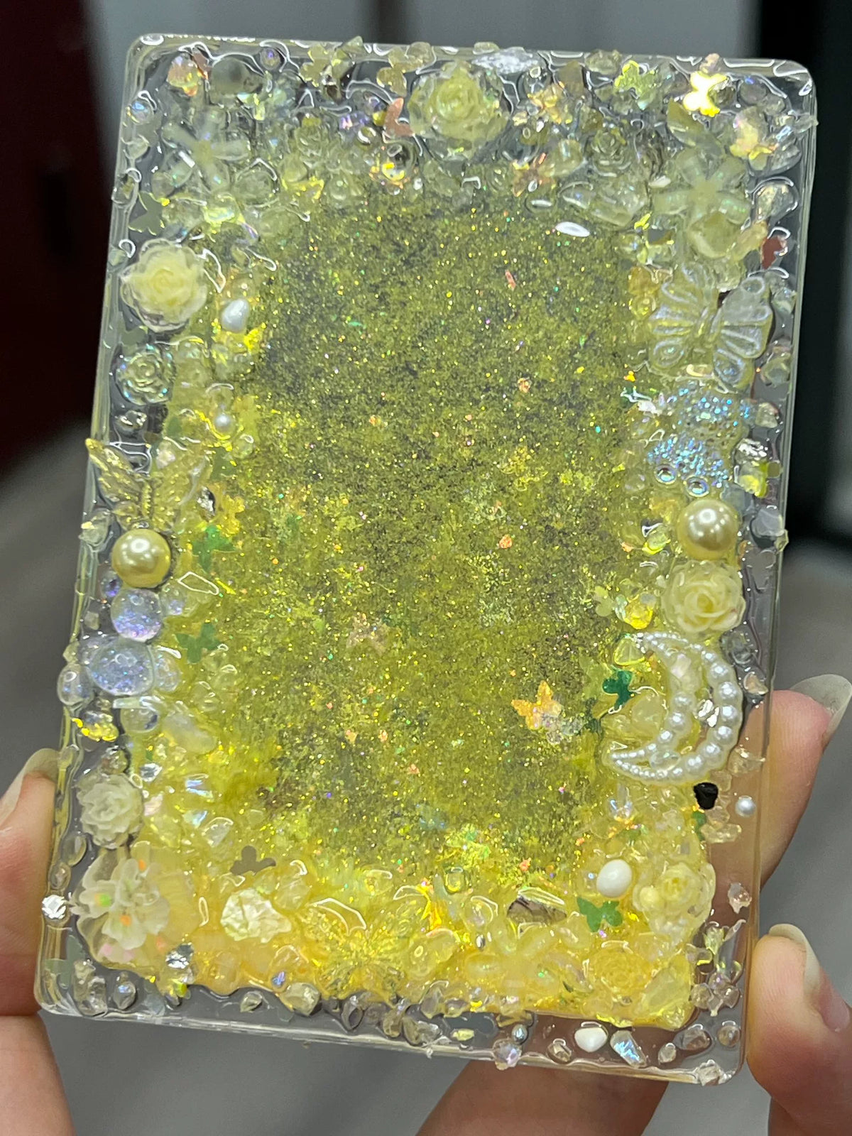 Kortbehållare i klar harts med kvickseffekt och gult glitter