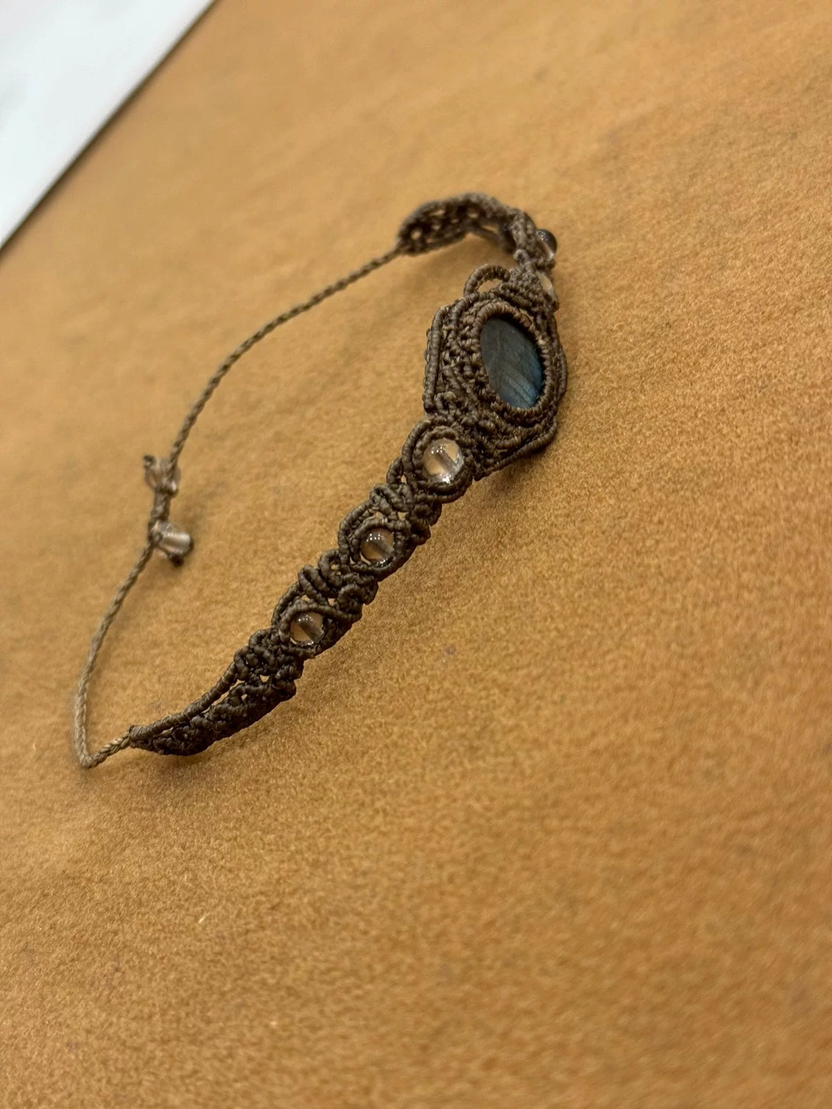 Handgefertigtes Makramee-Armband mit Labradorit