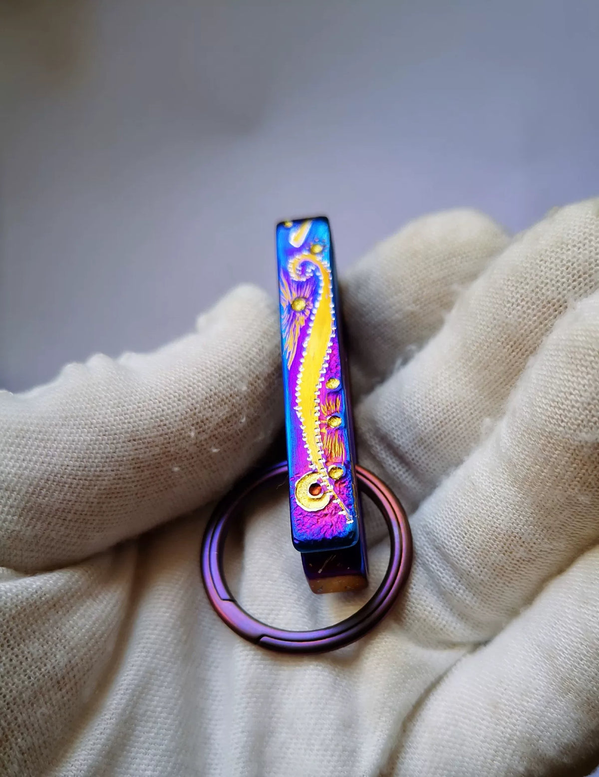Nyckelring i titanlegering med iriserande anodiserad finish