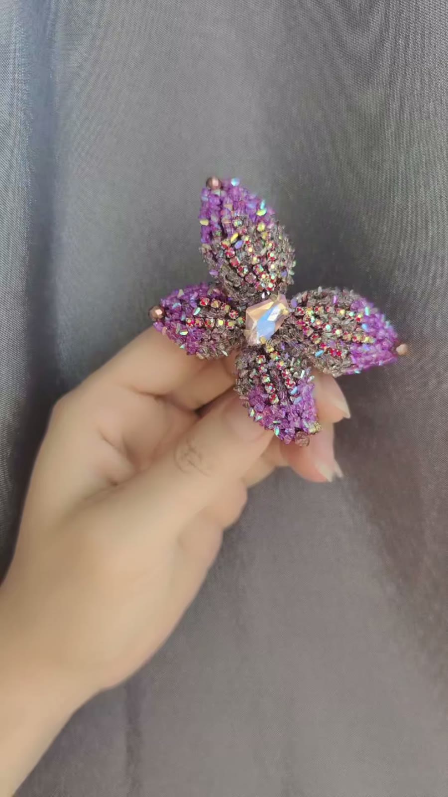 Lila hårspänne med kristall i fjärilsform och näbblipp