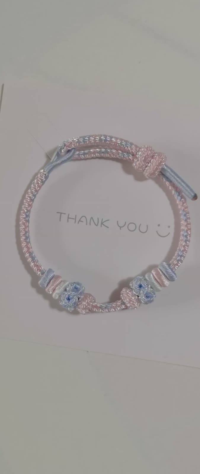 Handgjort flätat armband rosa blå gradient