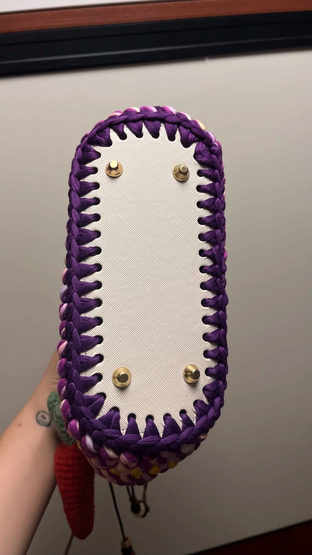 Handgewebte Schultertasche aus Stoffstreifen, gestreift