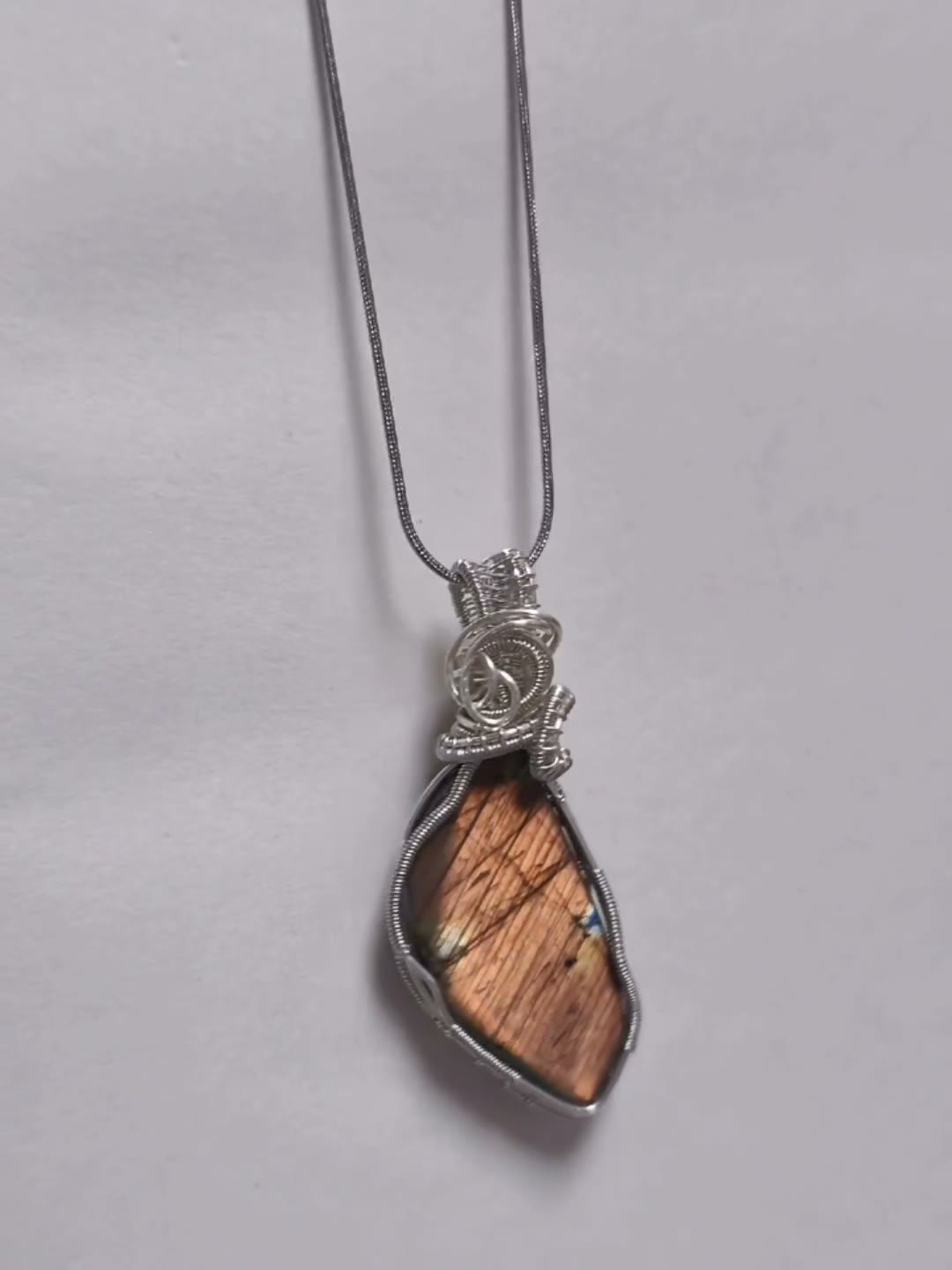 Collana artigianale in labradorite arancione avvolta nel filo