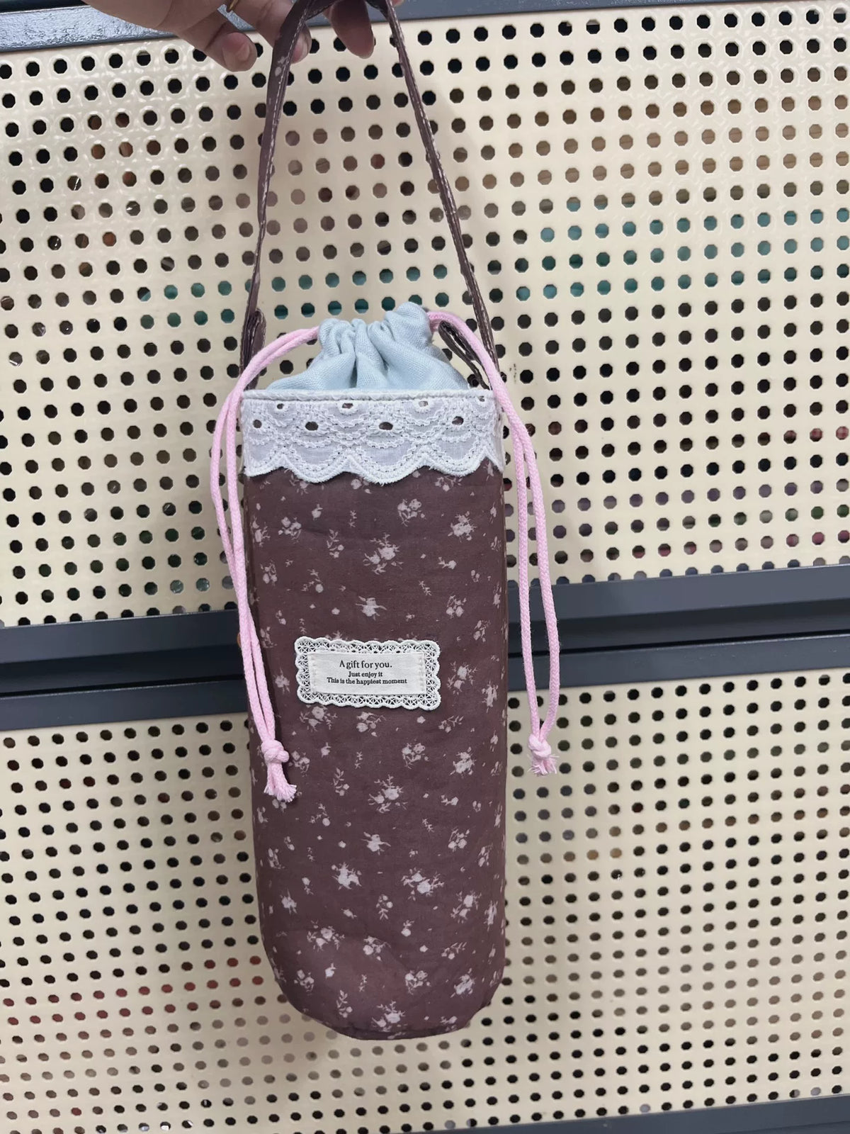Bolsa de polvo de tela floral con cordón hecha a mano