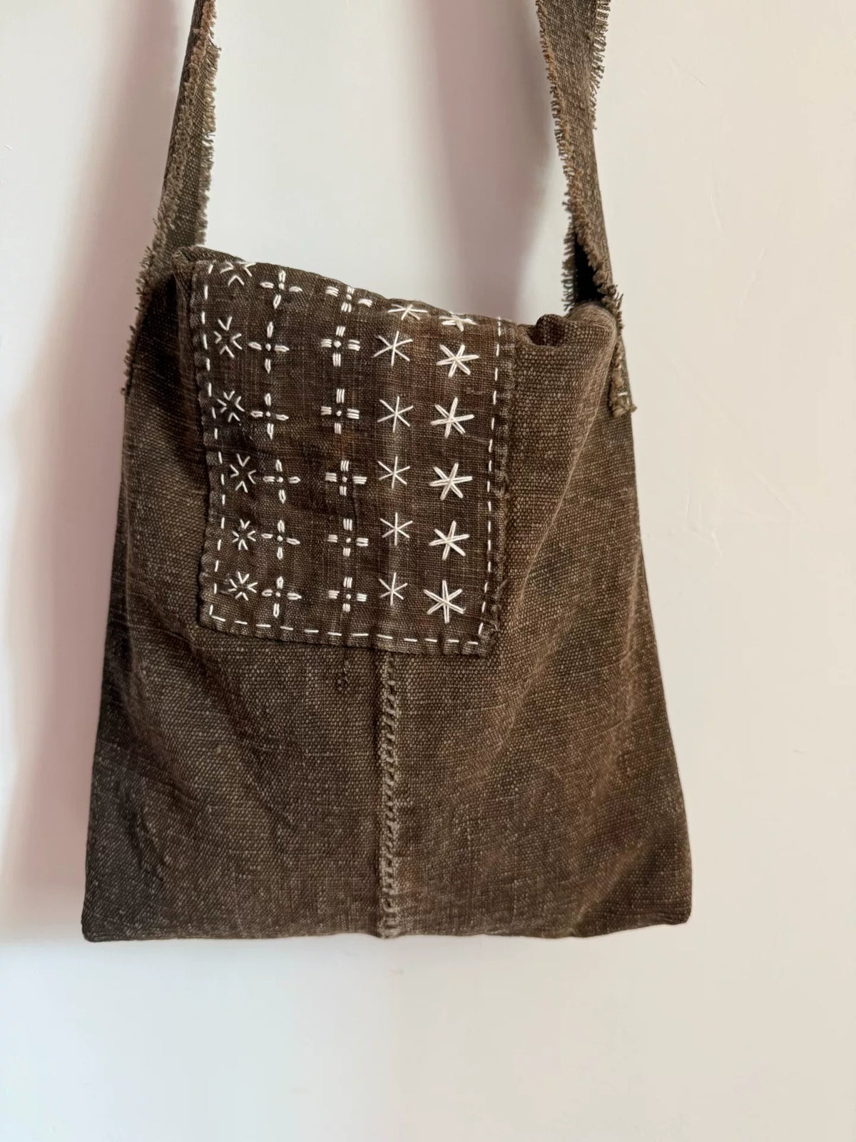Handgakte Geraagelde Linnen Crossbody Schouertasas