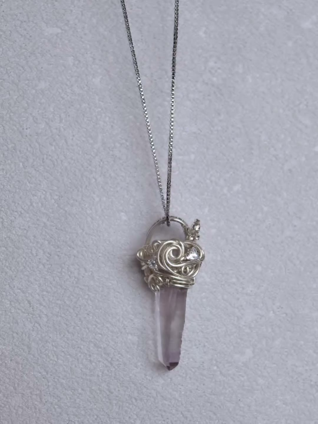 Collana con pendente in cristallo avvolto a filo