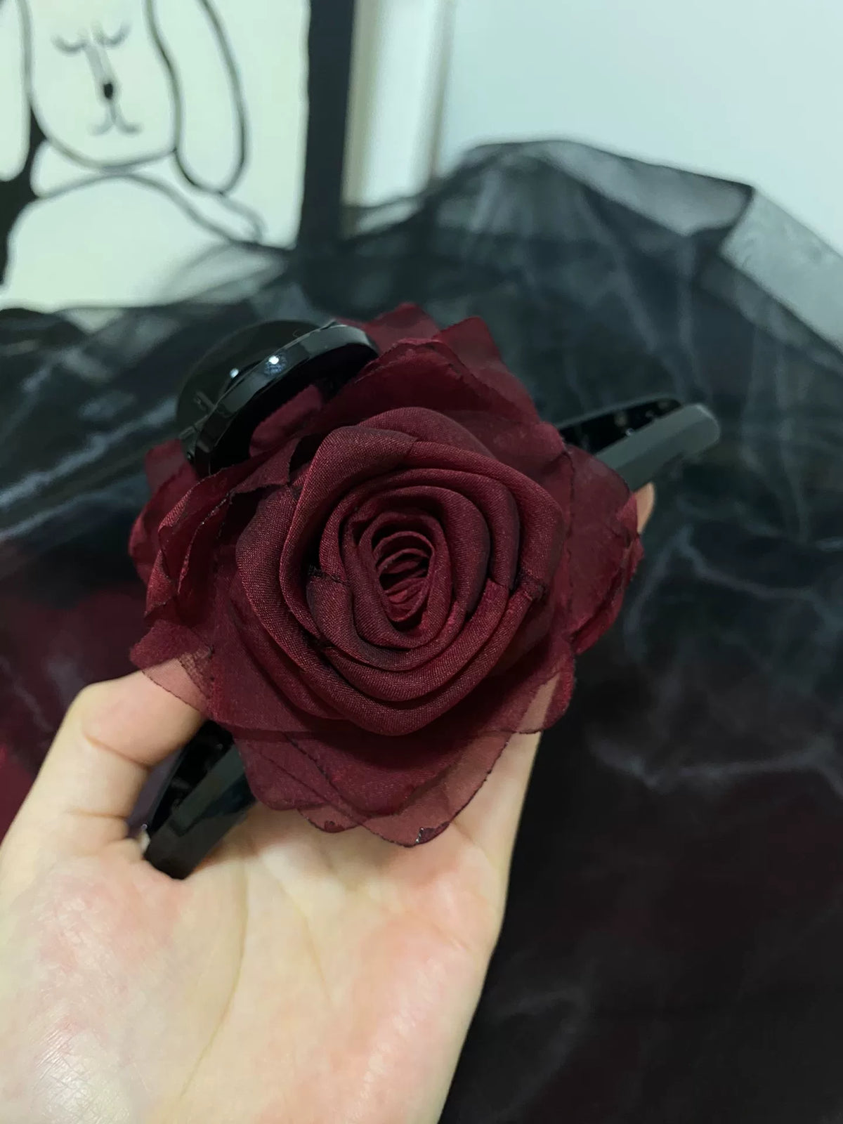 Grande pince à cheveux avec rose en tissu rouge foncé