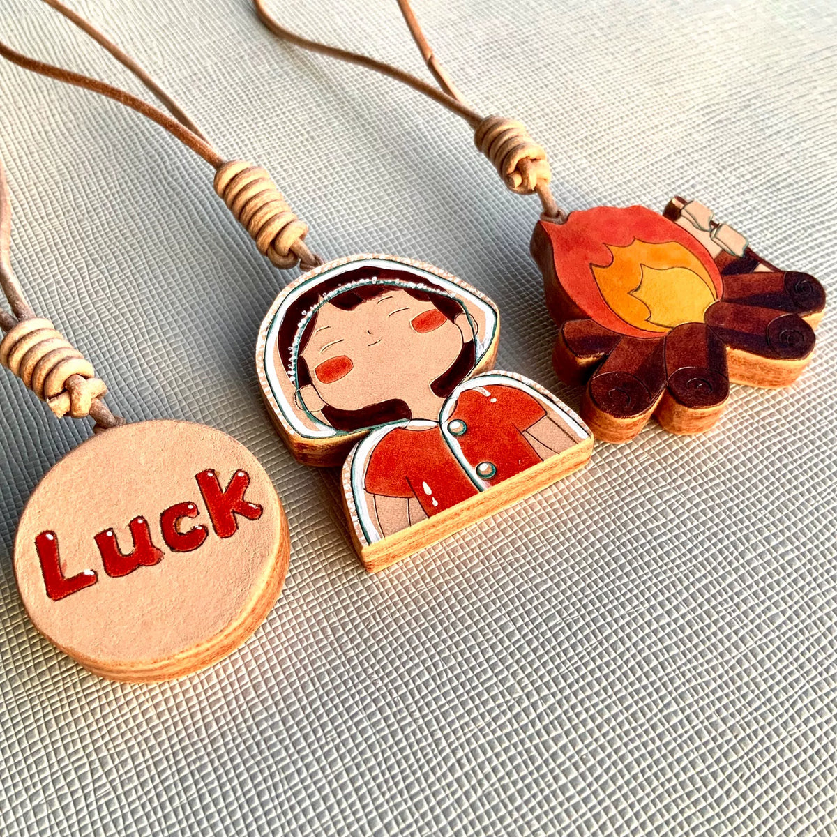Leren camping charm-set met meisje en Luck