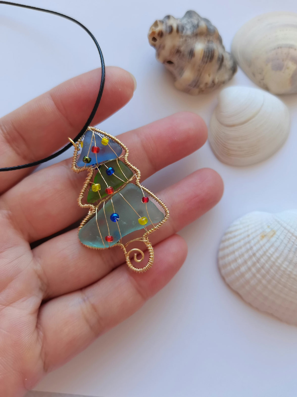 Colar com Pendente de Vidro de Mar em Árvore de Natal