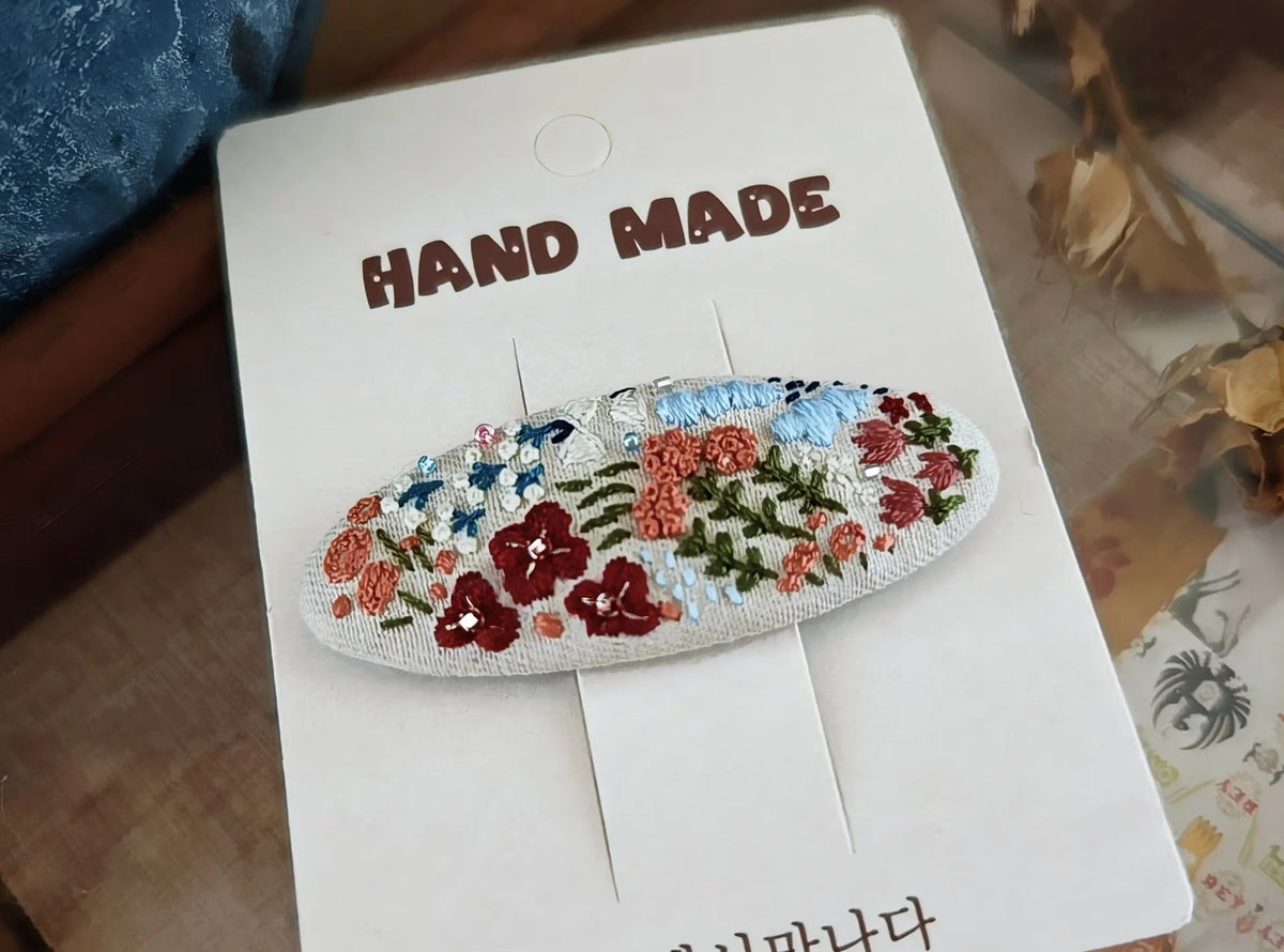 Prendedor de Cabelo Floral Bordado à Mão em Tecido Bege