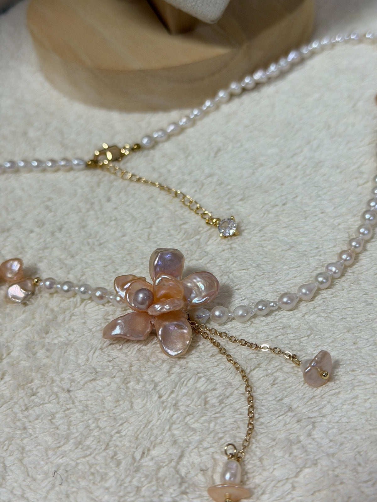 Collier floral en perles pétales d'eau douce