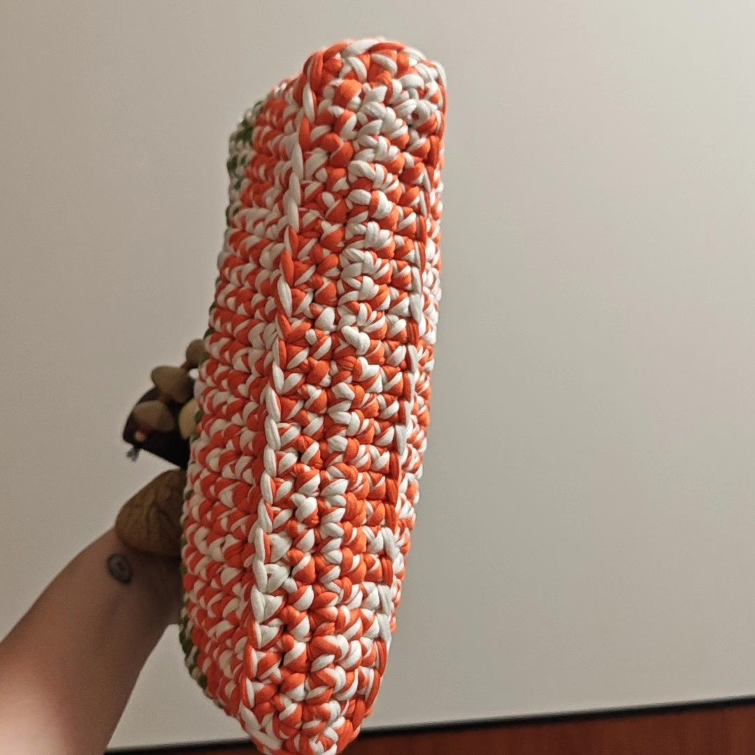 Handgewebte Tragetasche aus Stoffstreifen mit Rattangriffen