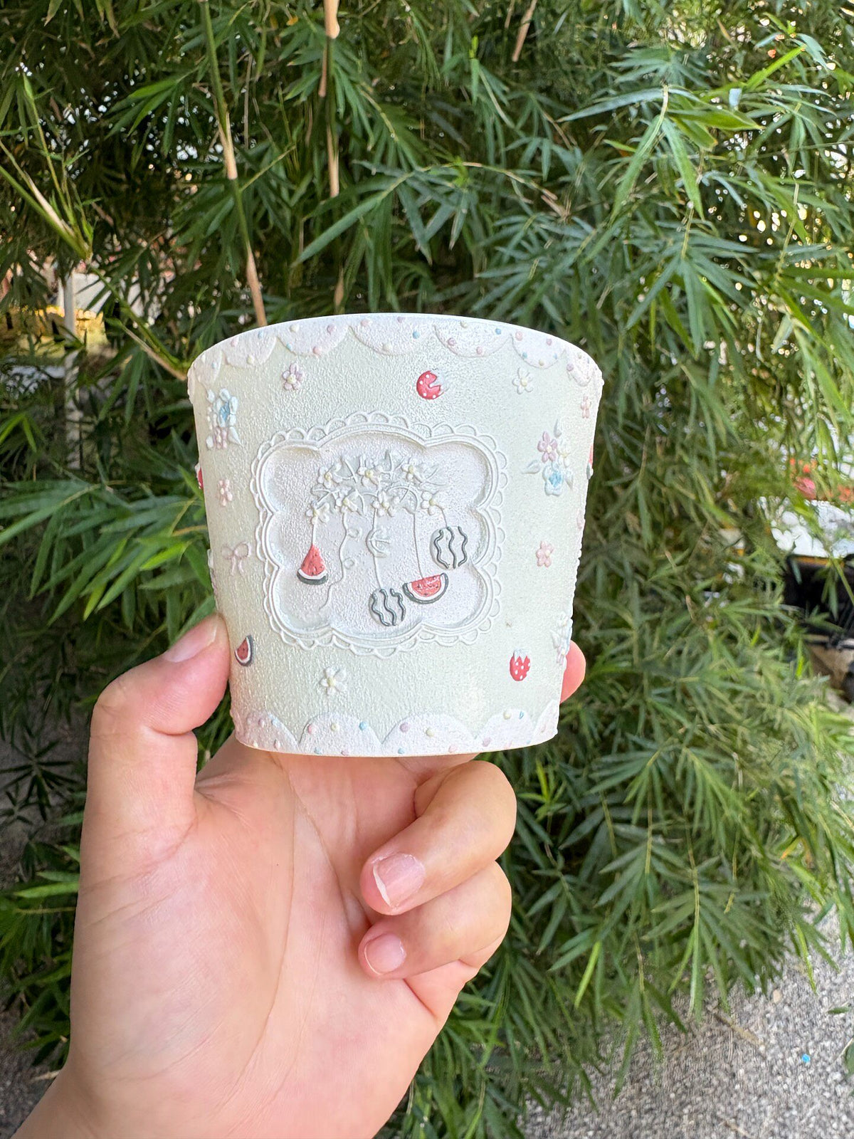 Keramisk mugg med blomrelief