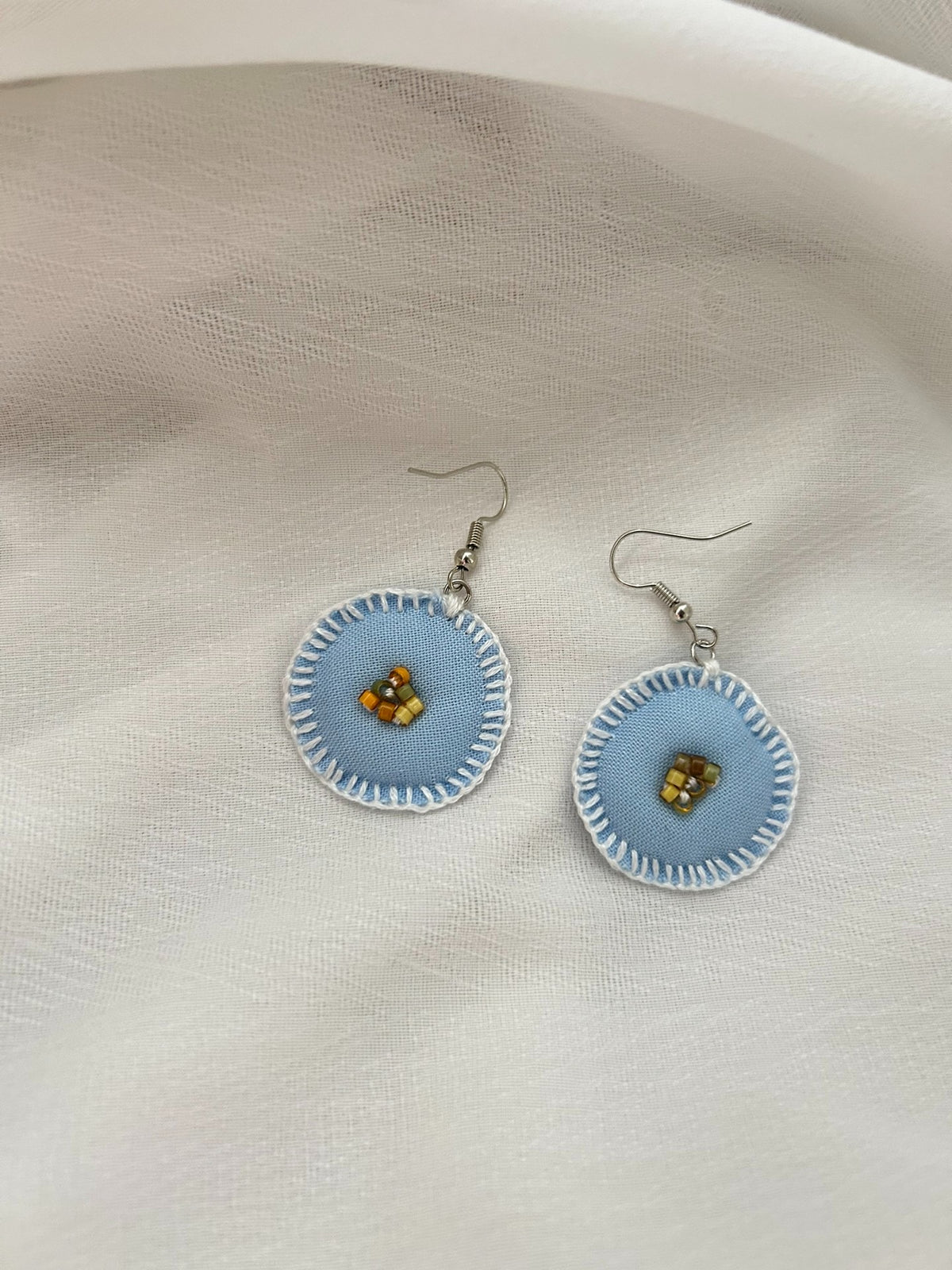 Boucles d'oreilles artisanales en tissu bleu clair
