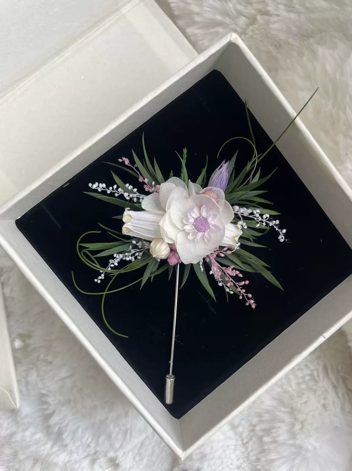 Boutonnière en fleurs stabilisées muguet violet