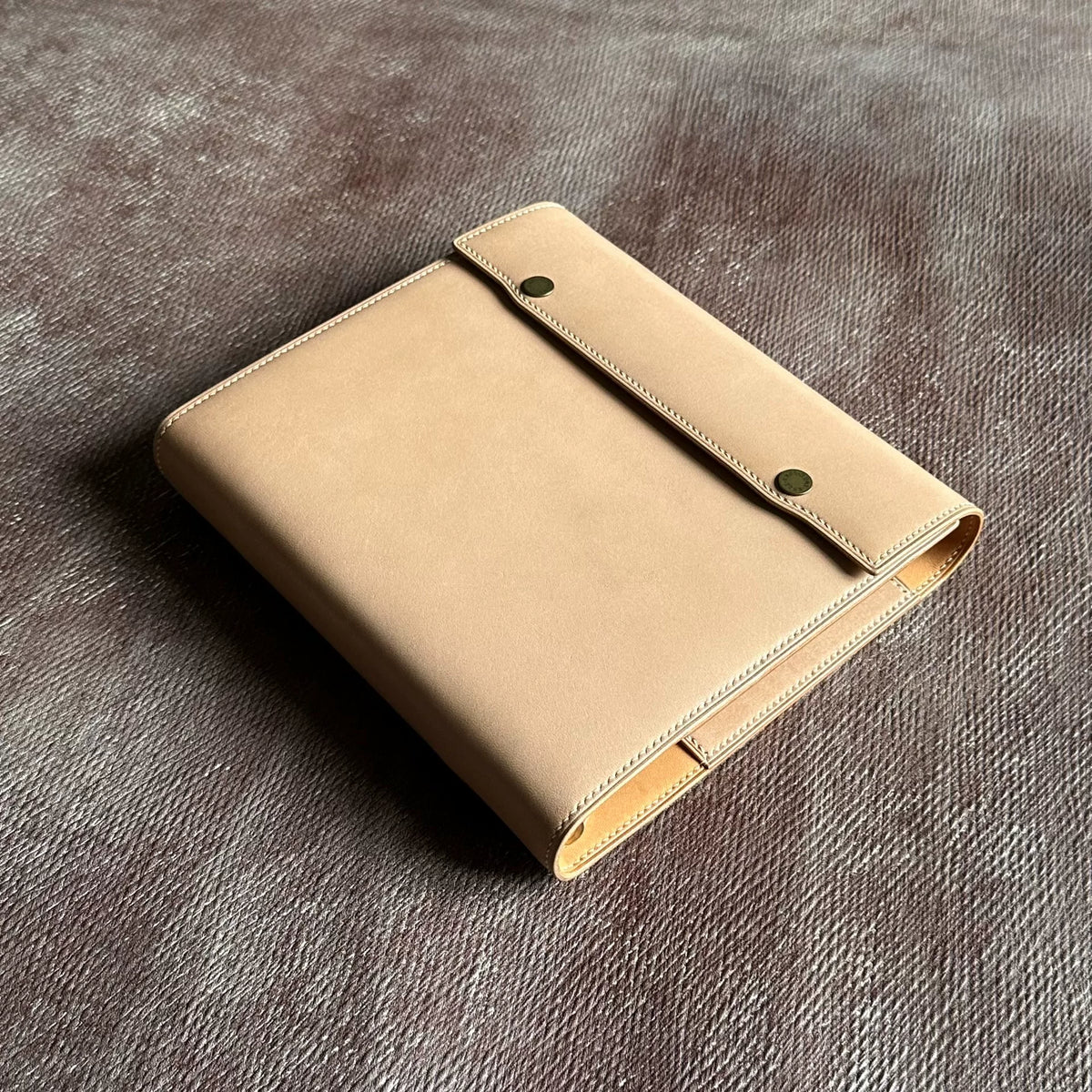 Capa A6 de Três Dobras em Pele Tochigi