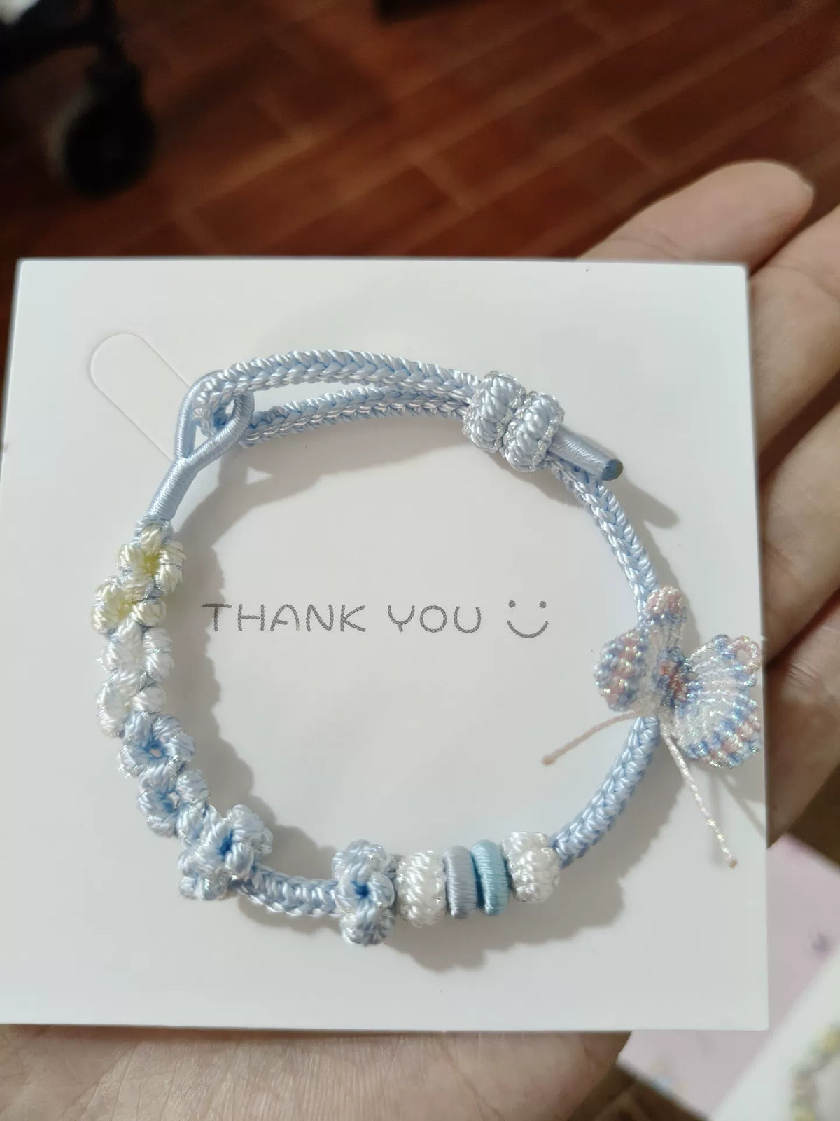 ハンドメイド ブルー＆ホワイトの編み込みレスレット 蝶と花