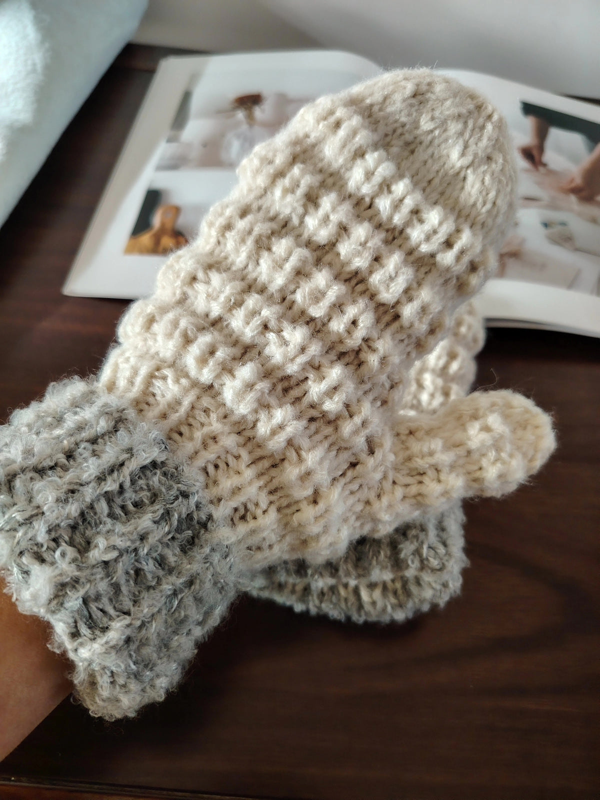 Handgestrickte Wollhandschuhe mit grauen Bündchen