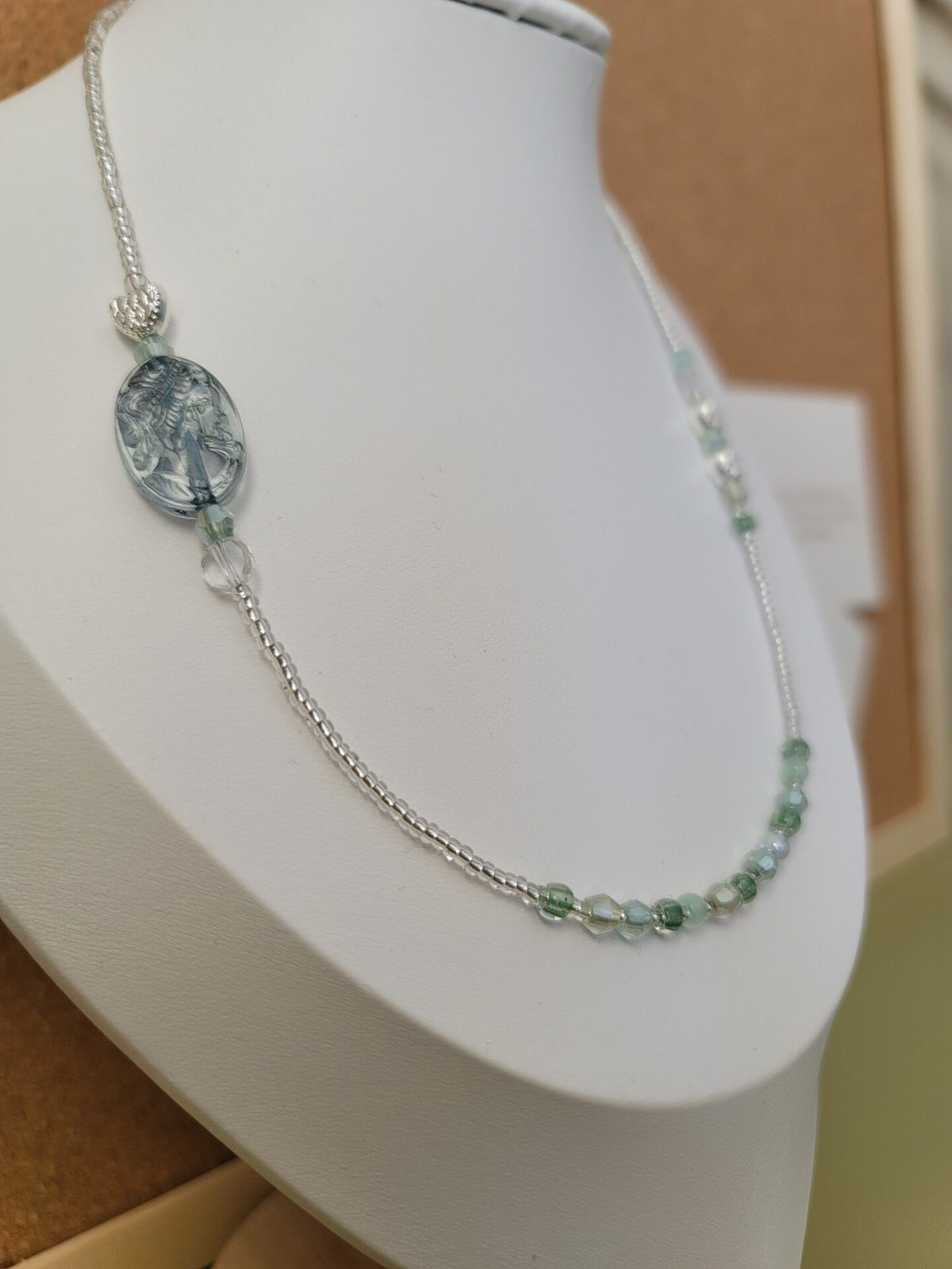 Collar artesanal de cuentas verde oscuro