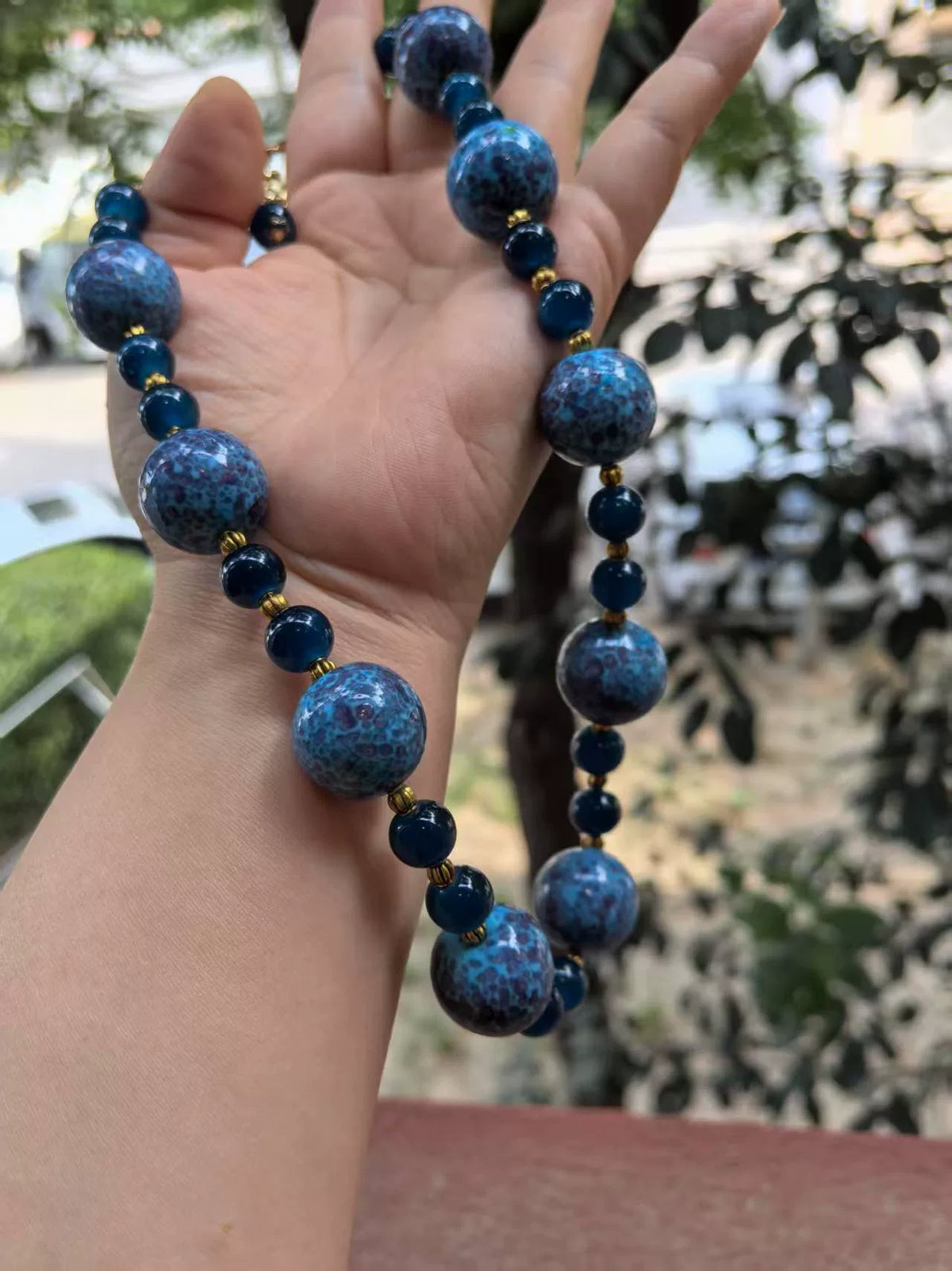 Collana con perle in vetro Blue Frog Skin